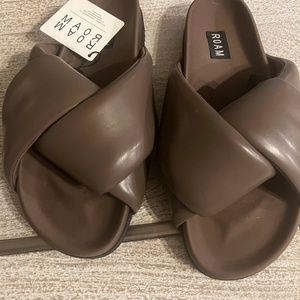 New ROAM FOLDY PUFFY TAUPE VEGAN LEATHER size 10